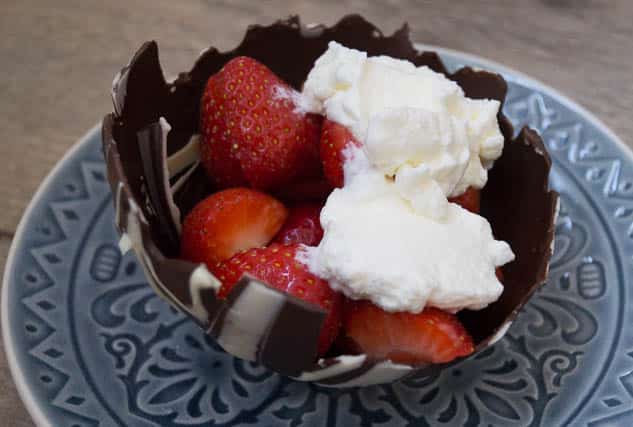 Zelfgemaakte chocolade bakjes met aardbeien en slagroom | Foodaholic.nl