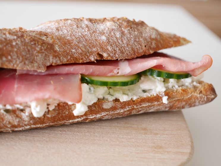 Broodje met rauwe ham en hüttenkäse | Foodaholic.nl