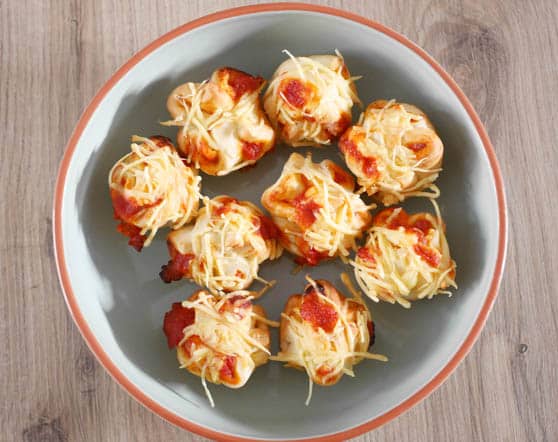 Mini pizza muffins met salami | Foodaholic.nl