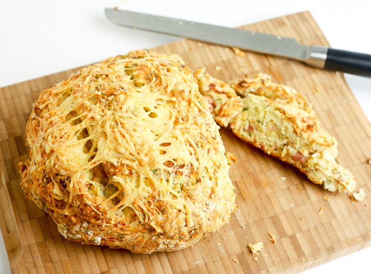 Makkelijk brood met kaas, ham en bieslook | Foodaholic.nl
