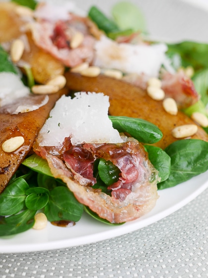 Salade met peer, pancetta en manchego | Foodaholic.nl