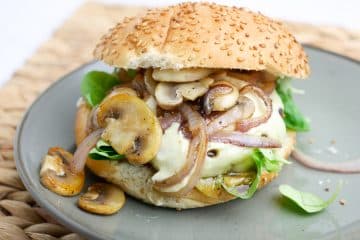 Broodje hamburger met oude kaas en truffelmayonaise | Foodaholic.nl