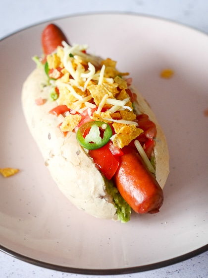 Hotdog met avocado, tomatensalade en nacho's | Foodaholic.nl