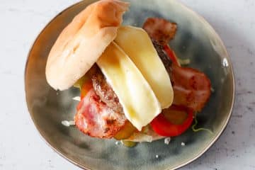 Burger met brie, honing, spek en tomaat | Foodaholic.nl