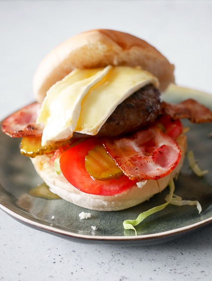 Burger met brie, honing, spek en tomaat | Foodaholic.nl