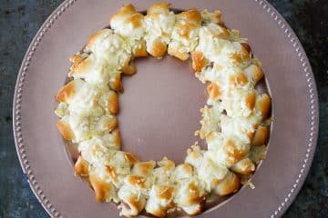 Krans van worstjes in croissantdeeg | Foodaholic.nl