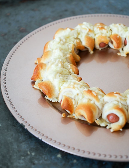 Krans van worstjes in croissantdeeg | Foodaholic.nl