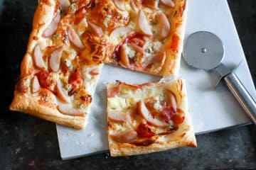 Plaattaart met stoofpeer, gorgonzola en pancetta | Foodaholic.nl