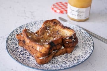 Wentelteefjes van rozijnenbrood met lemoncurd en mascarpone | Foodaholic.nl