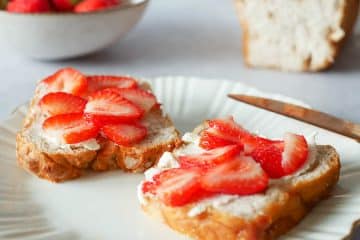 Suikerbrood met mascarpone en aardbeien | Foodaholic.nl