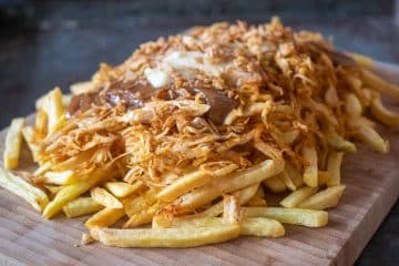 Verse friet met pulled chicken, satésaus, mayonaise, gefrituurde uitjes en atjar | Foodaholic.nl