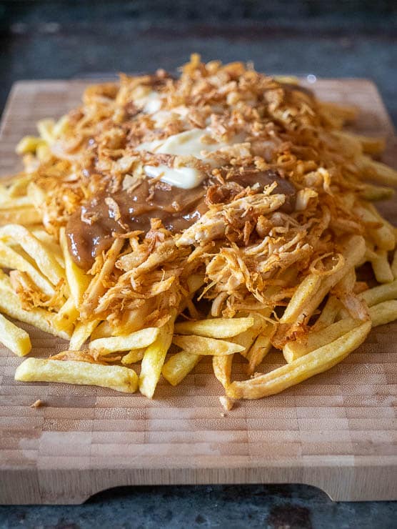 Verse friet met pulled chicken, satésaus, mayonaise, gefrituurde uitjes en atjar | Foodaholic.nl