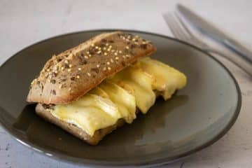 Broodje brie met appel uit de oven | Foodaholic.nl