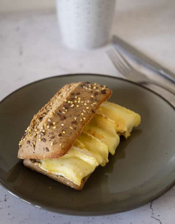 Broodje brie met appel uit de oven | Foodaholic.nl