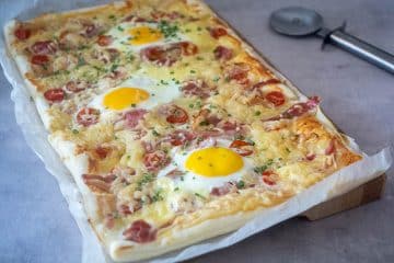 Plaattaart met ei, spek en tomaat | Foodaholic.nl