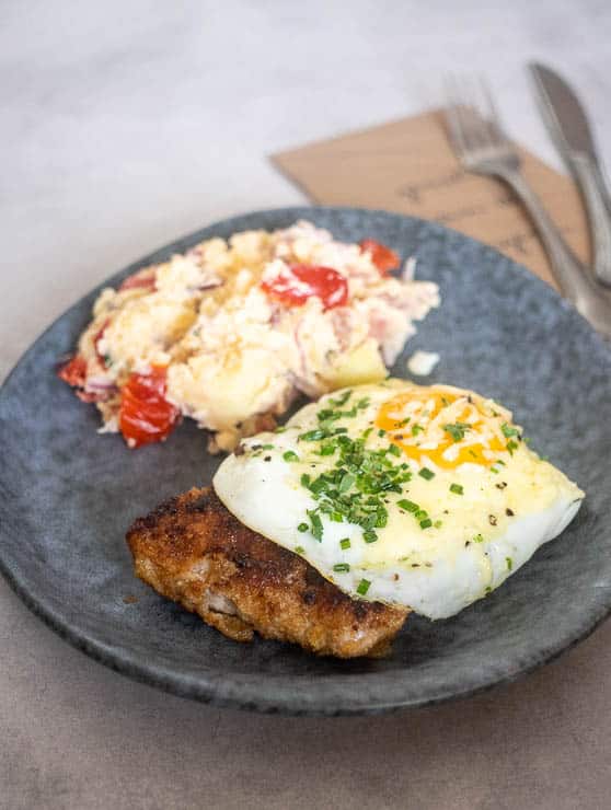 Kalfsschnitzel met een gebakken ei | Foodaholic.nl