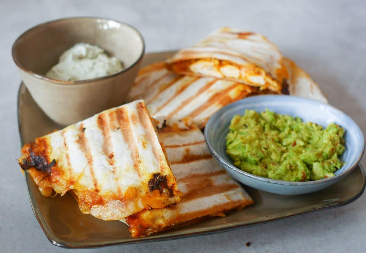 Quesadilla's met kaas, kip, ranch dip en guacamole Foodaholic.nl