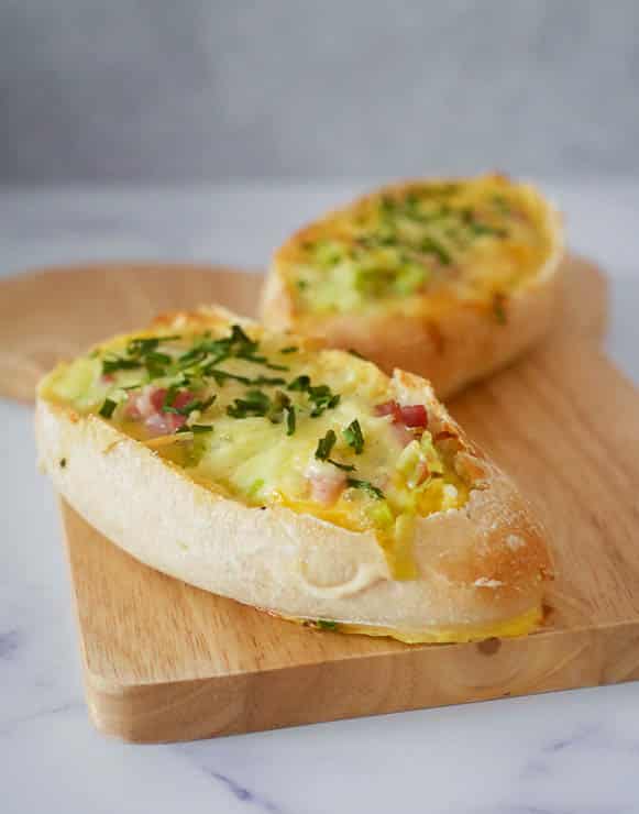 Broodjes gevuld met ei, spek, prei en kaas  | Foodaholic.nl