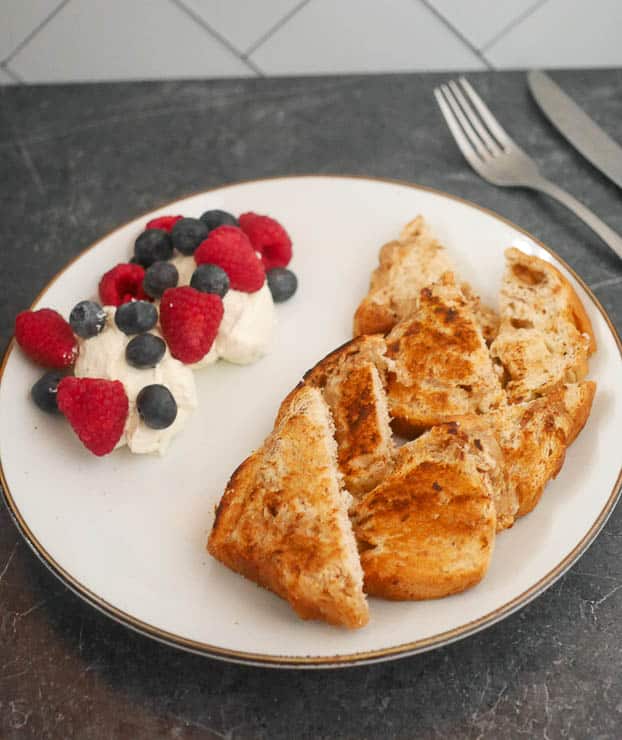 Gebakken suikerbrood met mascarpone en rood fruit | Foodaholic.nl