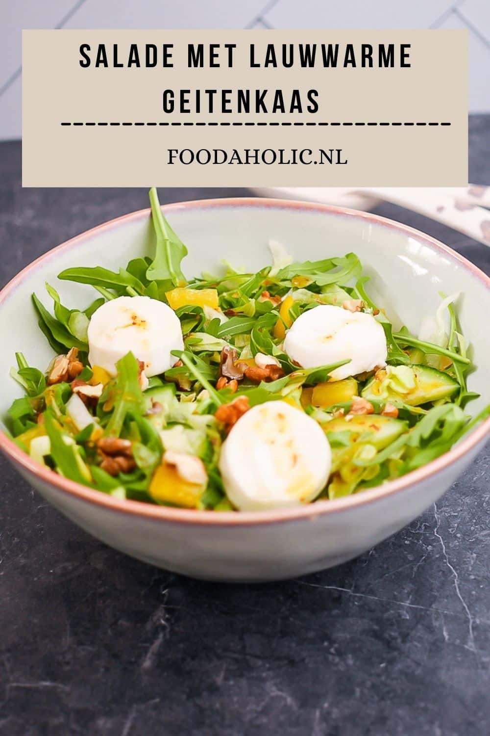 Salade met lauwwarme geitenkaas, walnoten en honing-mosterddressing - Pinterest | Foodaholic.nl