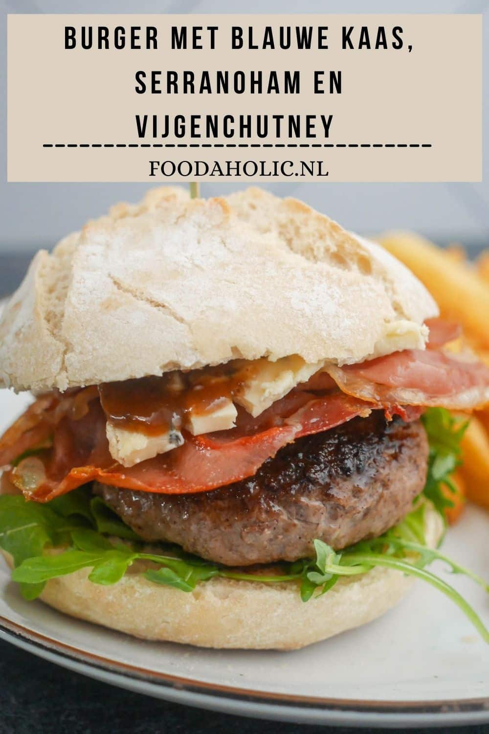 Burger met blauwe kaas, serranoham en vijgenchutney - Pinterest | Foodaholic.nl