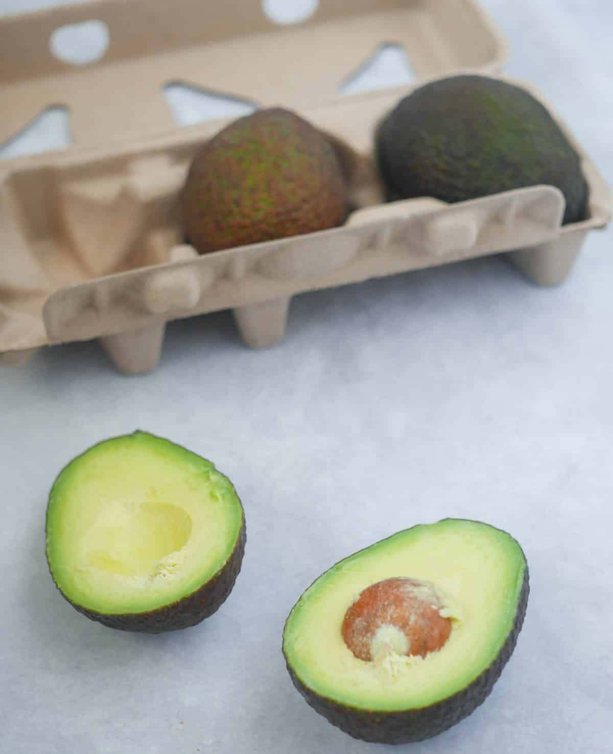 Guacamole met bacon gemaakt met de avocado’s van Your Avojoy | Foodaholic.nl