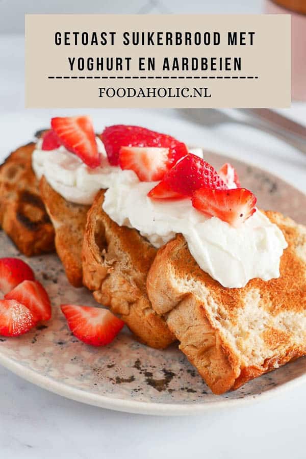Getoast suikerbrood met yoghurt en aardbeien | Foodaholic.nl