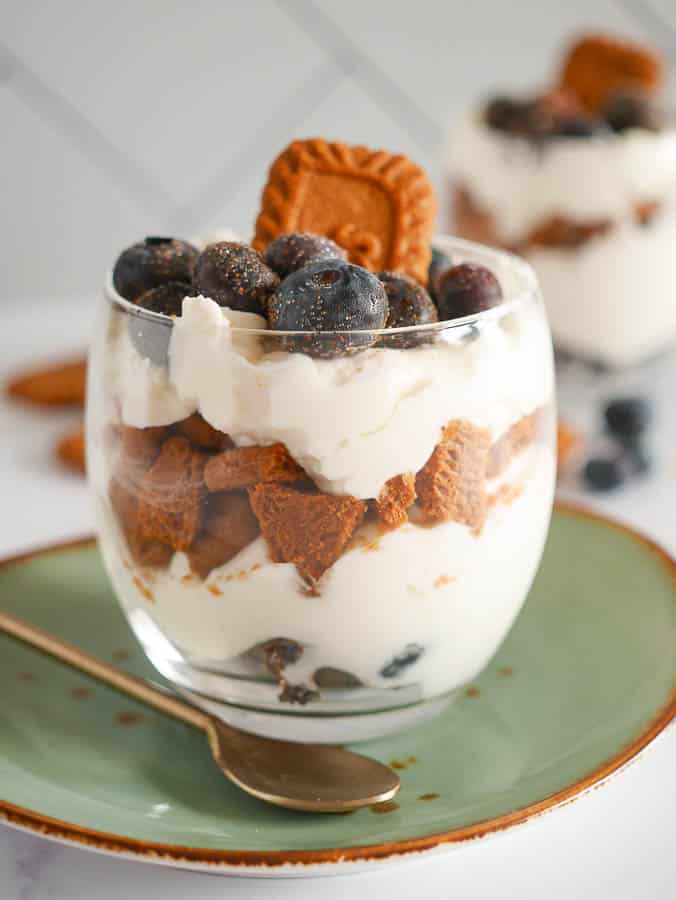Yoghurt met blauwe bessen en speculoos | Foodaholic.nl
