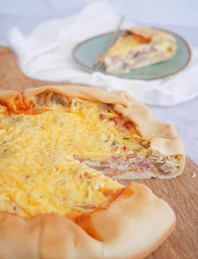 Hartige taart met spekjes, champignons, kaas en ui | Foodaholic.nl