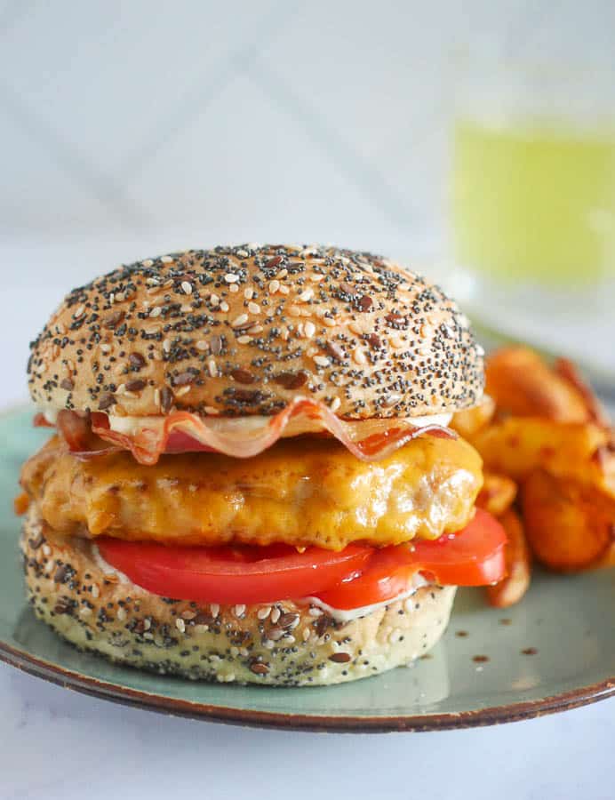 Kipburger met cheddar, tomaat en pancetta  | Foodaholic.nl