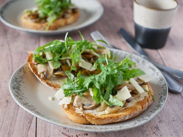 Toast Met Gebakken Champignons, Parmezaanse Kaas En Truffelmayonaise ...