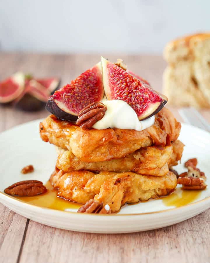 Wentelteefjes van suikerbrood met skyr, verse vijgen, pecannoten en maple syrup