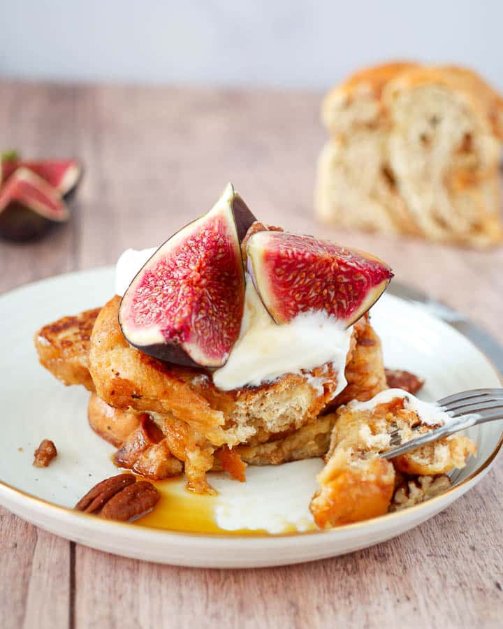 Wentelteefjes van suikerbrood met skyr, verse vijgen, pecannoten en maple syrup