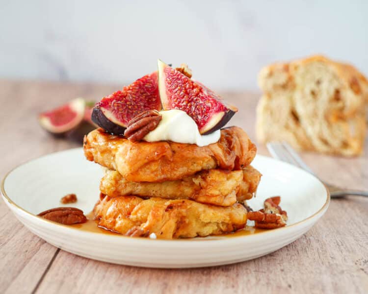 Wentelteefjes van suikerbrood met skyr, verse vijgen, pecannoten en maple syrup